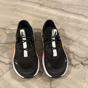 PUMA Soft Foam Black and Rainbow Sneaker, Size 3